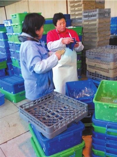 消毒餐具调查：手蘸口水抠污渍 满手油污分拣