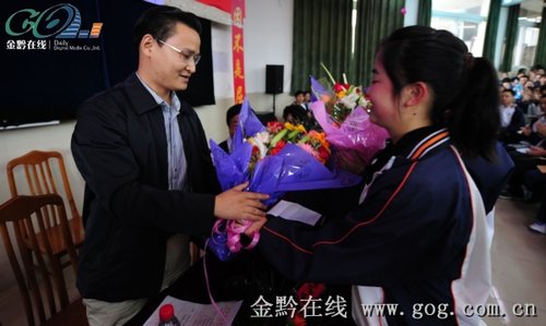兴农中学的同学们向自己的师兄献花