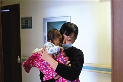 8月大男婴肝衰竭放弃治疗去世 家人称曾欲捐肝