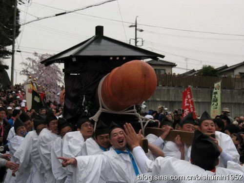 震撼组图:<em>日本</em>民众膜拜男性<em>生殖器</em>图腾_新闻_