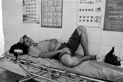 三亚导游在吊椅上睡觉 遭游客殴打