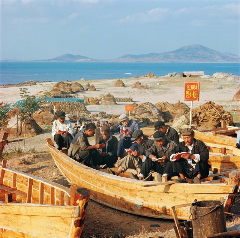 1971年,山东渔民聚在船上一起学习毛主席著作。 1971年,山东渔民聚在船上一起学习毛主席著作。