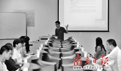 大三学生为工友办免费夜校 教授英语计算机