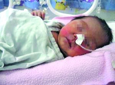 不知道父亲在哪里的可怜女婴。