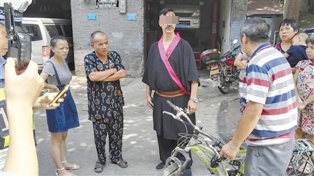 “古装男”路边招手 吓得新手司机撞上自行车