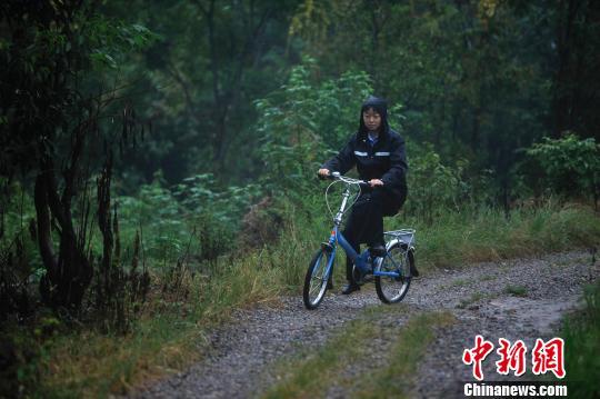 重庆女民警守护“孤村”3年骑坏4辆自行车（图）