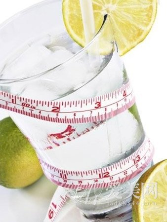 养生:轻松的喝水减肥法 每天喝9杯水就能瘦