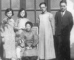 与母亲家人合影
