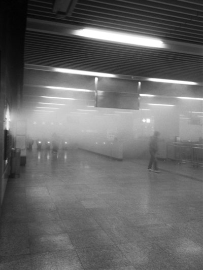 北京地铁**线一列车蹿火花冒烟 三车站受影响