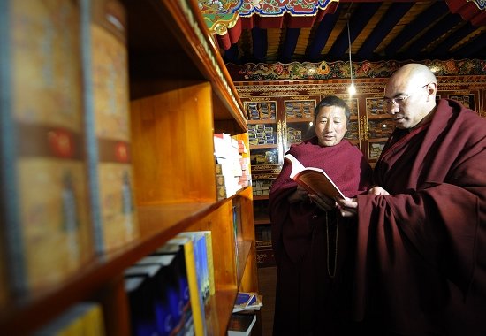 1月27日,两名僧人在拉萨大昭寺寺庙书屋内看书.新华社
