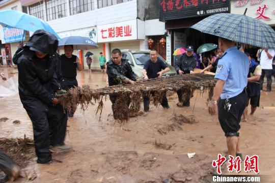 云南景东普降暴雨 警方全力抢险救援