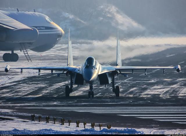 俄塔社：首批4架苏35战斗机将于12月25日飞往中国