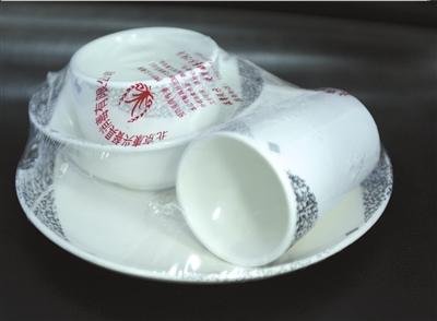 消毒餐具调查：手蘸口水抠污渍 满手油污分拣