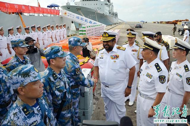 中国海军编队访问斯里兰卡 援助两千斤米面和10艘橡皮艇等物资救灾