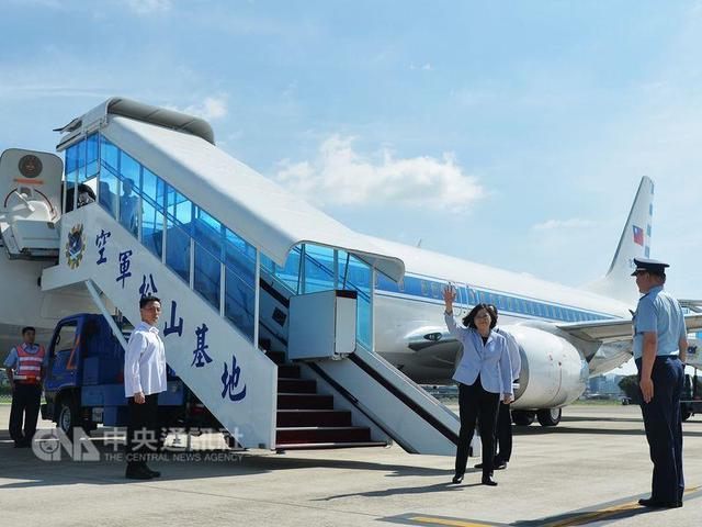 蔡英文首度以“三军统帅”身份视察台防务部门