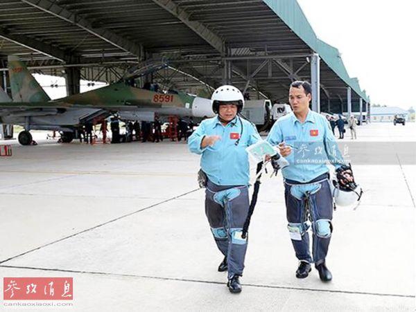 资料图:越防空-空军927团飞行员着陆后交流经验.