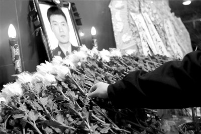 民警救复旦学生坠亡续 获救驴友承认逃票
