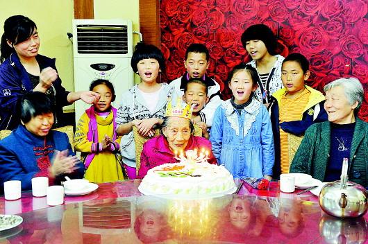 孩子们一起唱起生日歌,祝翟化英老人生日快乐,母亲节快乐.