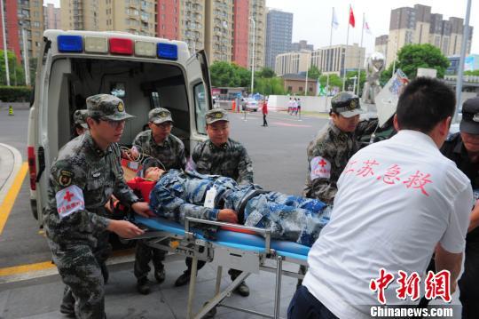 解放军第101医院首建伤员空中医疗救援绿色通道