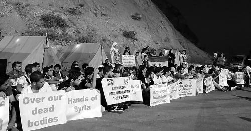 图片说明：“人盾”在卡松山上抗议美国。