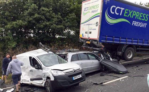 英国一司机开车玩手机撞死人 被判10年有期徒