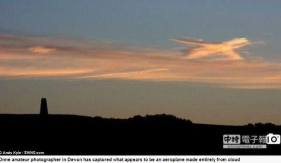 英国业余摄影师拍下罕见"飞机云"