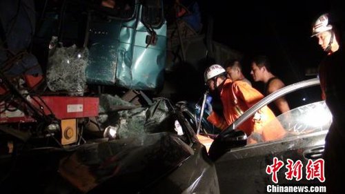 福银高速洋中路段多车追尾造成23人受伤