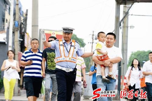 修路大考下的太原交警(图)