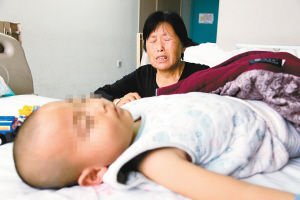 女子认为儿子与之相克 殴打致其四肢变形(图)