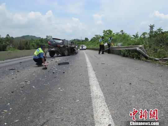 桂柳高速路段一卧铺大巴被撞冲下护坡 13人受伤