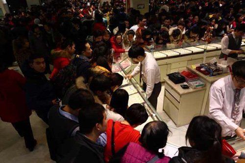 金价创32年来最大跌幅 北京市民元旦抢购黄金