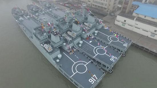 海军三艘新型两栖坦克登陆舰同时入列