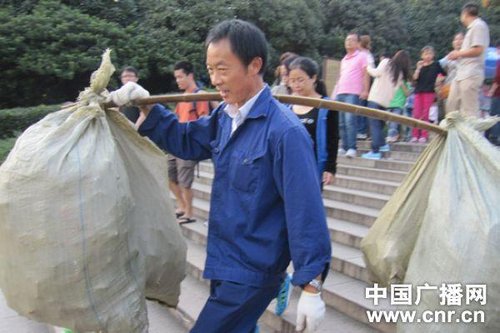 中山陵园保洁员“跟踪”游客捡垃圾 确保景区干净