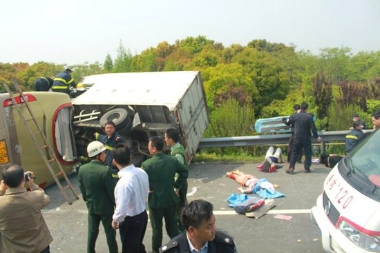 上海大巴撞货车特大交通事故肇事司机被刑拘