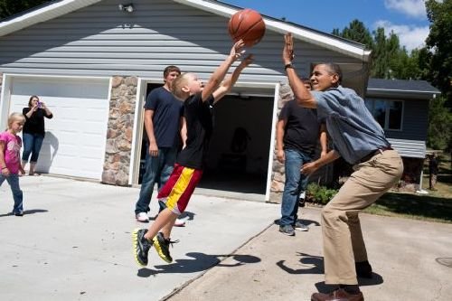 总统大选投票日计划：罗姆尼加班 奥巴马打篮球