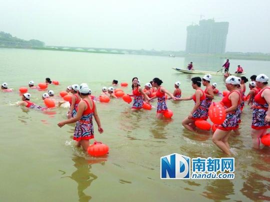 浙江兰溪千余干部渡江验水质 环保副局长直呼爽