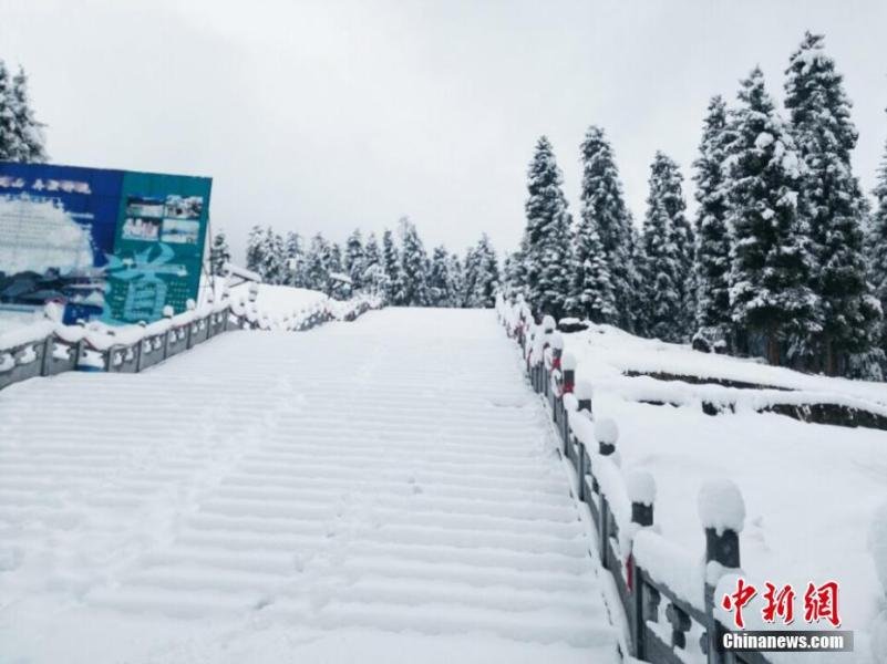 新疆天池飘落第一场雪 景色犹如水墨画(组图)