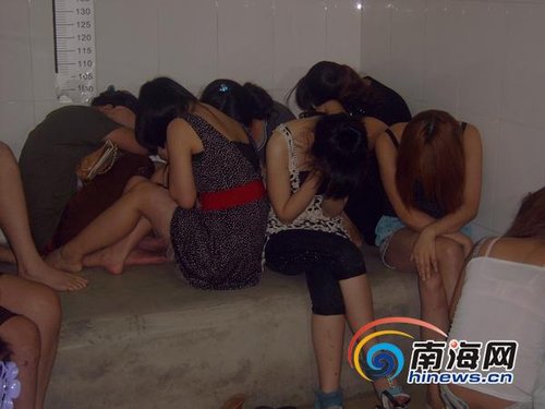 海口警方突袭红灯小店抓获16名涉嫌卖淫女