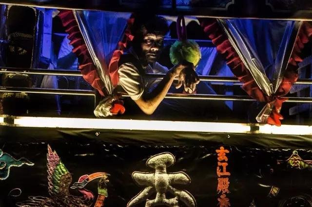 在中国鬼节这一天,一位当地老音乐家在武吉布朗墓地抽烟休息。随着现代化思想的发展,传统祭祀祖先的活动已经淡化。 在中国鬼节这一天,一位当地老音乐家在武吉布朗墓地抽烟休息。随着现代化思想的发展,传统祭祀祖先的活动已经淡化。