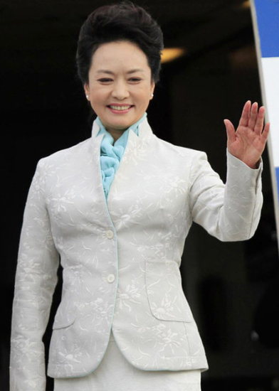 习近平携夫人彭丽媛抵达坦桑尼亚访问