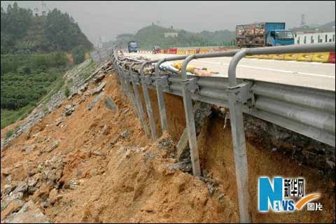 暴雨导致广东清连高速出现路基塌陷(组图)