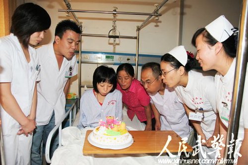 警营拍客:武警医学院免费救治地震幸存女孩_新