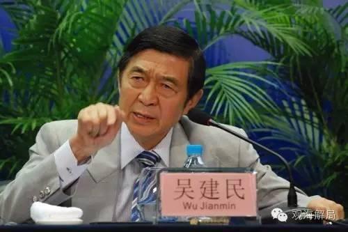 什么是民粹主义?就是以维护平民的利益为由反对权威,甚至不惜采用任何手段。什么是民族主义?就其内容而言包含两个方面:一是热爱自己的国家和民族,这个没有错;另一方面就是以维护本民族利益为由而反对、排斥其他国家和民族。