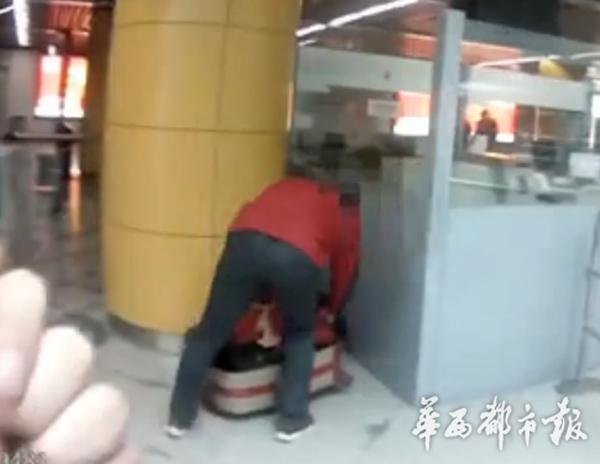 大学生嫌累将背包遗弃地铁站 惊动特警排爆队伍