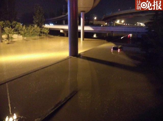 京港澳高速北京岳各庄桥下水管破裂车辆被淹
