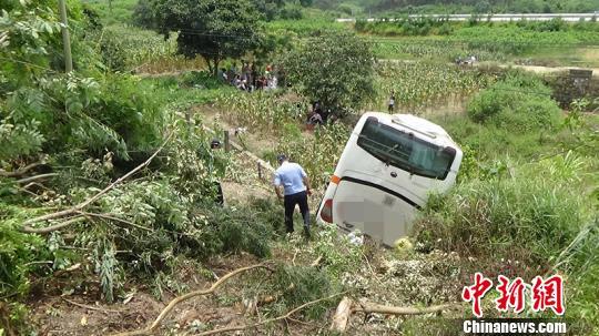 桂柳高速路段一卧铺大巴被撞冲下护坡 13人受伤