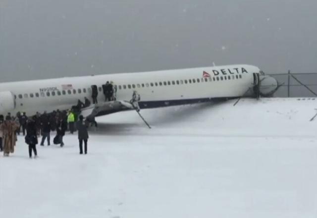 美国一架客机雪中迫降纽约机场冲出跑道(图)