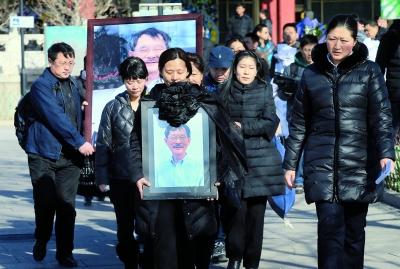 “扫地僧”李小文追悼会上午举行 千人洒泪送别