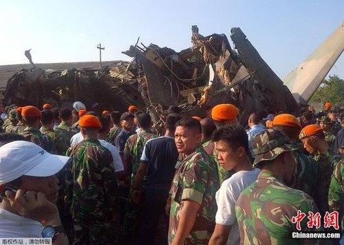 当地时间6月21日下午2点45分，印尼空军一架载有7人的福克-27飞机坠入首都雅加达东部的一处军方住宅区，机上6人丧生，1人伤势严重，目前未发现地面伤亡。