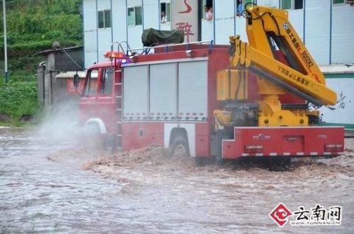 云南水富县发生持续特大暴雨 县城80%路段瘫